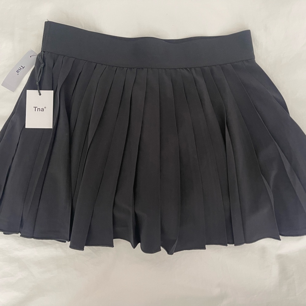 Aritzia TNA tennis skirt, size medium, new with tags. Super cute! 💫💕
